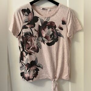 REITMAN’S LIGHT PINK SPECKLED TOP WITH FLORAL PATTERN AT RIGHT FRONT